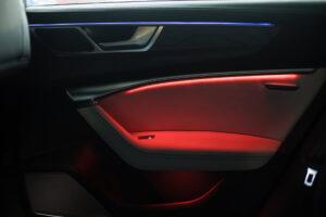 Nachtumgebungs-LED-Licht im Inneren eines Fahrzeuginnenraums.