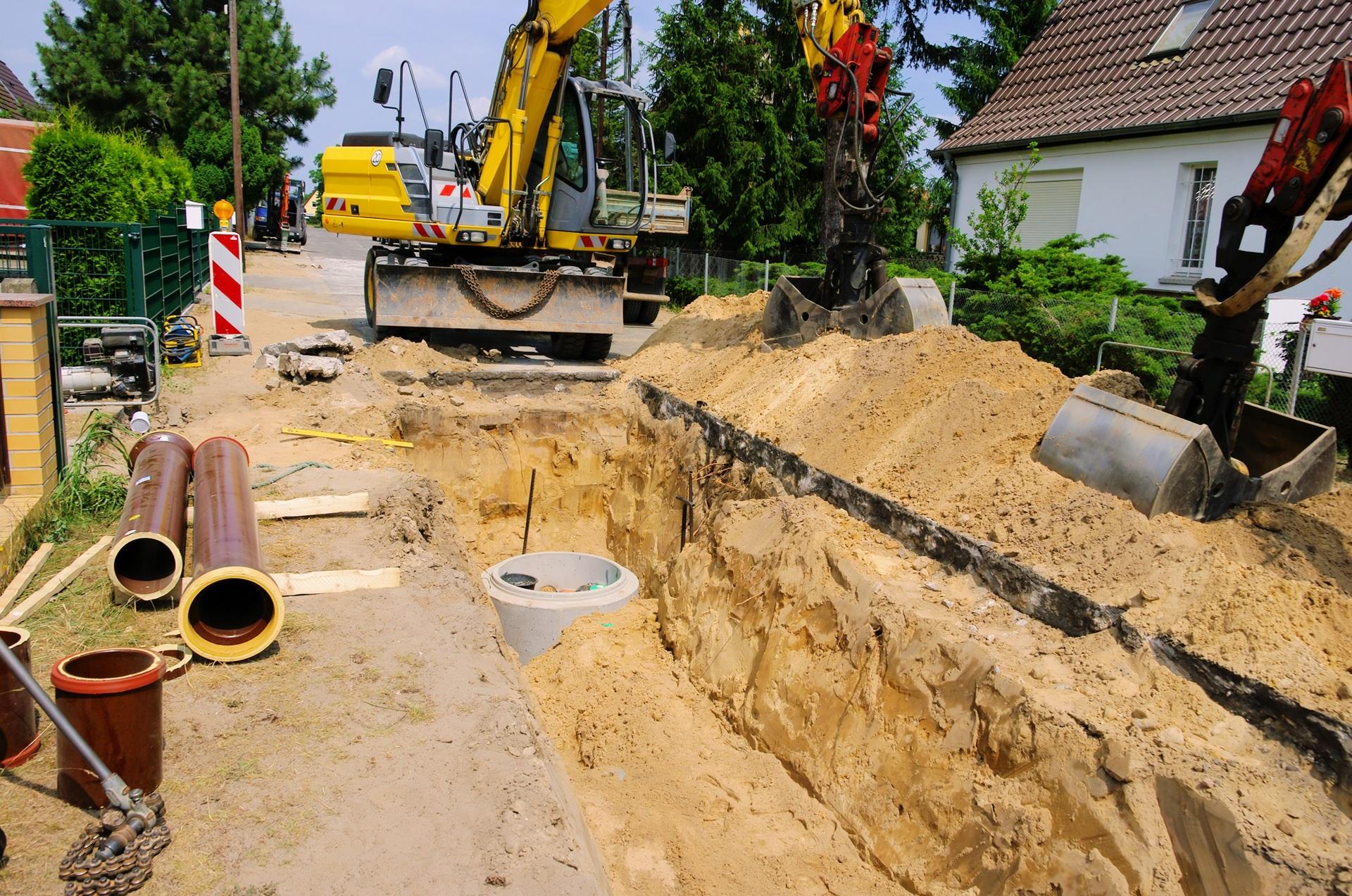 Stauraumkanal mit Bagger im Wohngebiet