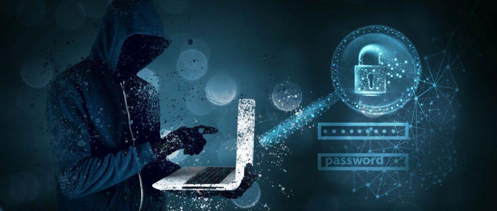 Hacker mit Laptop bei Cyberangriff